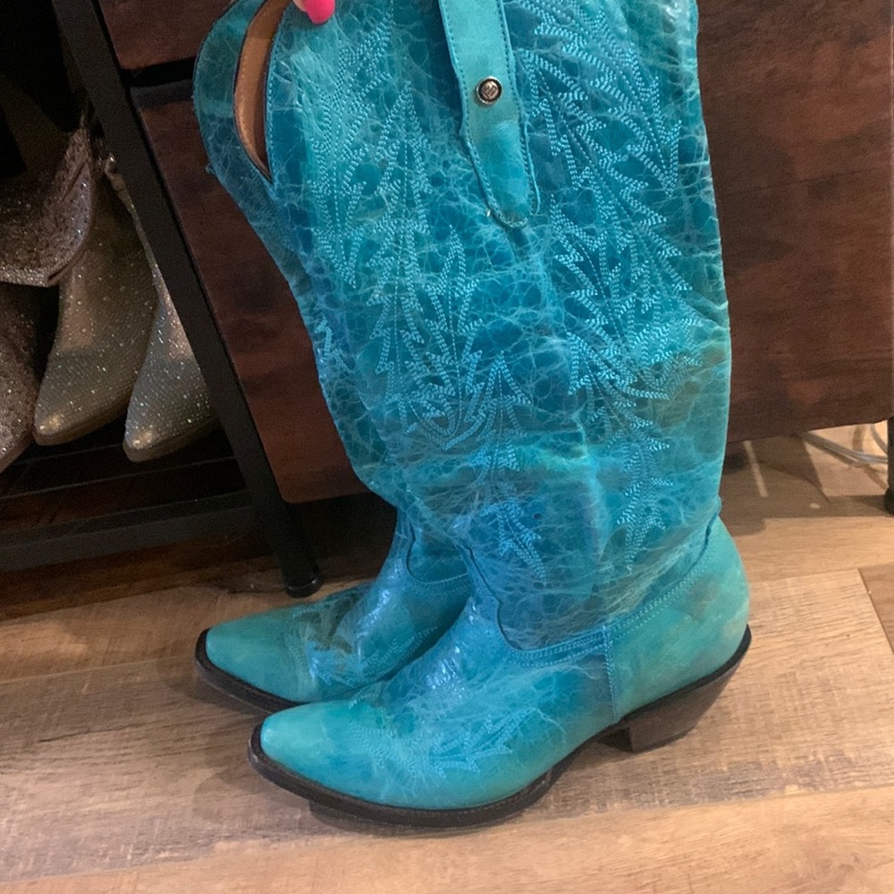 Beautiful teal boots!! Don't miss these beauties!! Size 9